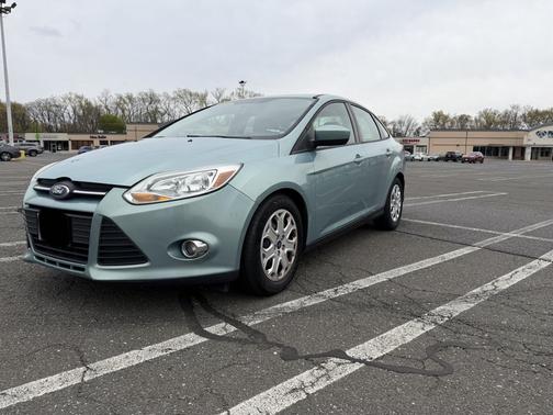 Green 2012 Ford Focus SE