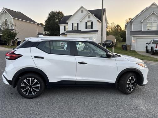 White 2022 Nissan Kicks S