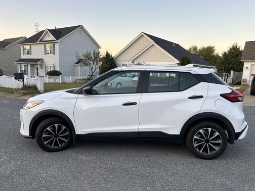 White 2022 Nissan Kicks S