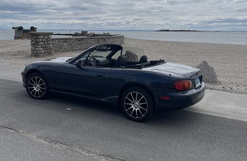 2000 Mazda MX-5 Miata Base