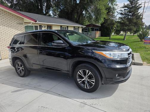 Black 2016 Toyota Highlander XLE