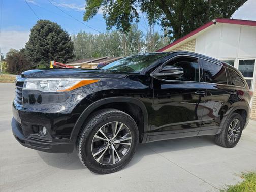 Black 2016 Toyota Highlander XLE