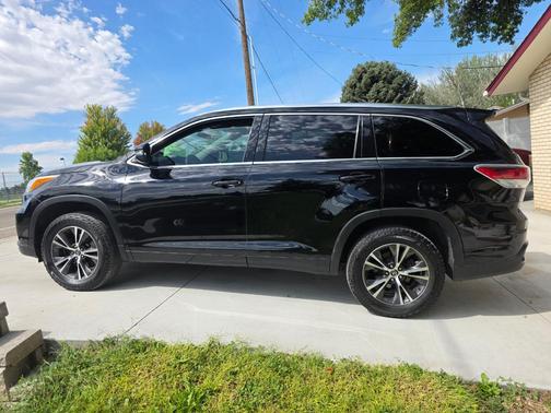 Black 2016 Toyota Highlander XLE