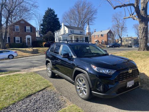 Photo 3 of 6 of 2020 Toyota RAV4 XLE Premium