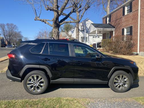 Photo 4 of 6 of 2020 Toyota RAV4 XLE Premium