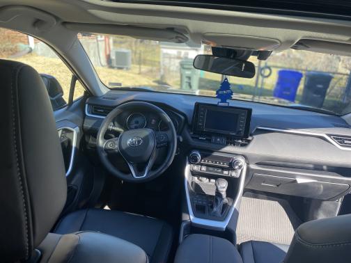 Photo 6 of 6 of 2020 Toyota RAV4 XLE Premium