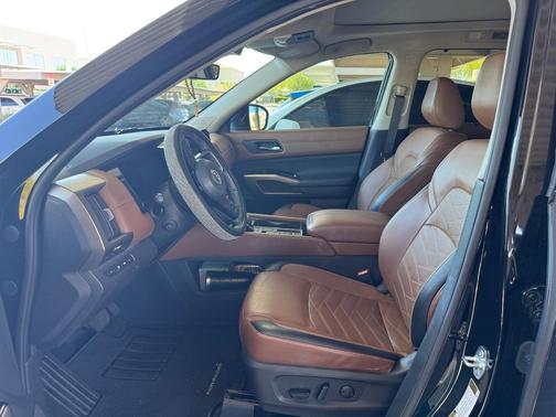 Black 2024 Nissan Pathfinder Platinum