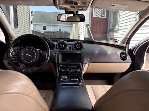 2013 Jaguar XJ Base