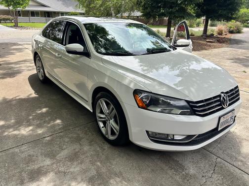 White 2015 Volkswagen Passat 2.0L TDI SEL Premium