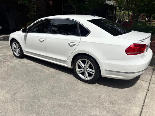 White 2015 Volkswagen Passat 2.0L TDI SEL Premium