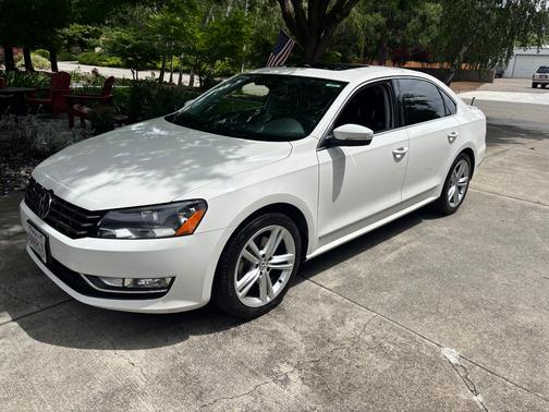 White 2015 Volkswagen Passat 2.0L TDI SEL Premium