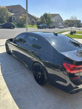 Black 2019 BMW 750 i