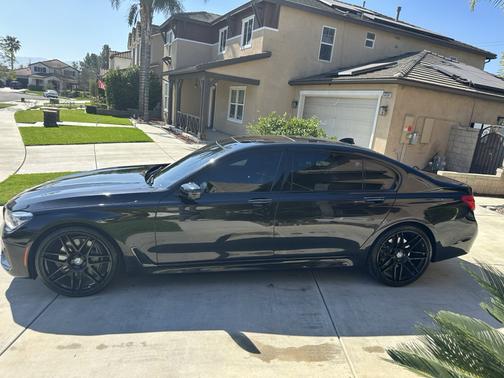Black 2019 BMW 750 i