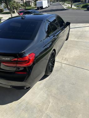 Black 2019 BMW 750 i