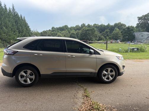 Gold 2017 Ford Edge SE
