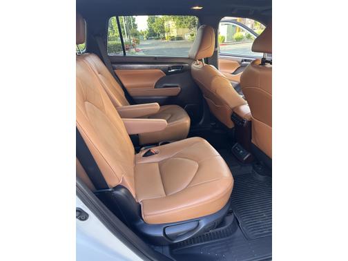 White 2020 Toyota Highlander Hybrid Platinum