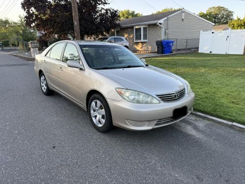 2005 Toyota Camry LE