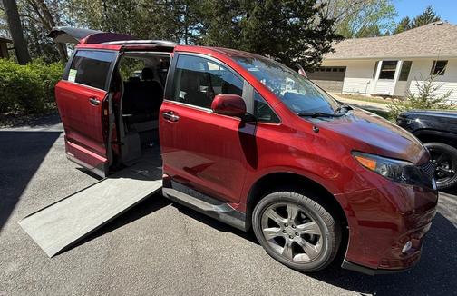 Red 2013 Toyota Sienna SE