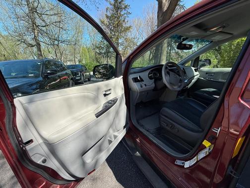 Red 2013 Toyota Sienna SE