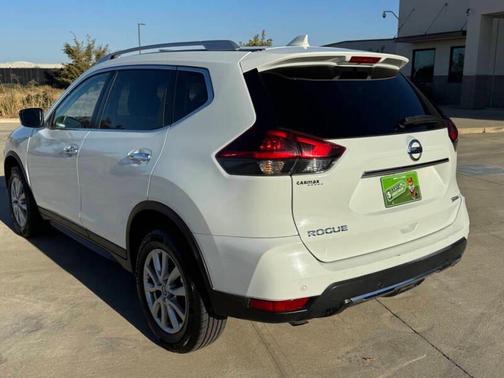White 2019 Nissan Rogue SV