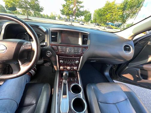 Black 2014 Nissan Pathfinder SL