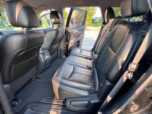 Black 2014 Nissan Pathfinder SL