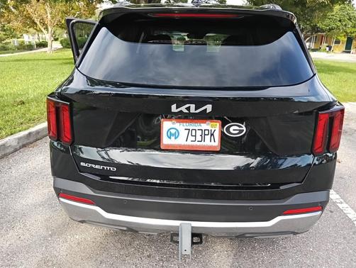 Black 2024 Kia Sorento S