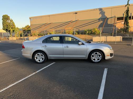 Silver 2011 Ford Fusion SE