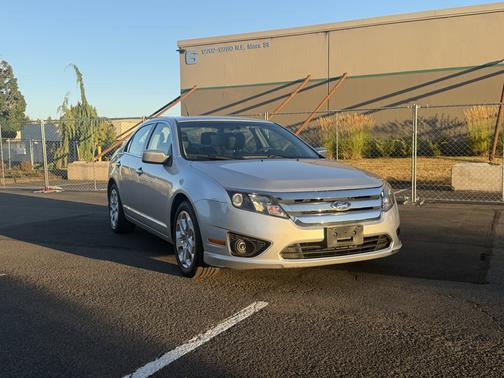 Silver 2011 Ford Fusion SE