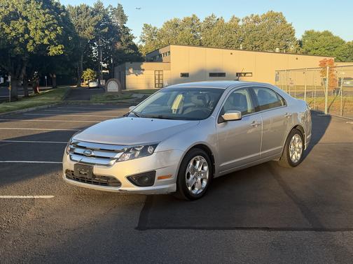 Silver 2011 Ford Fusion SE