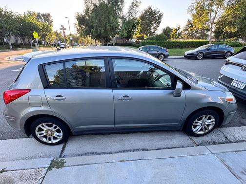 Gray 2009 Nissan Versa 1.8 S