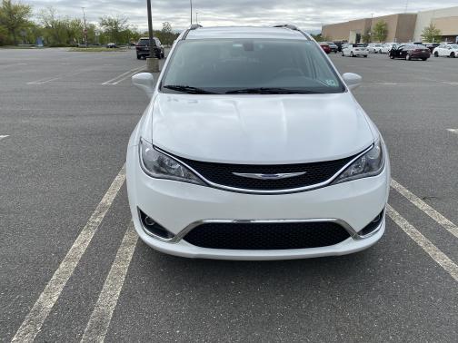 Photo 1 of 10 of 2019 Chrysler Pacifica Touring L