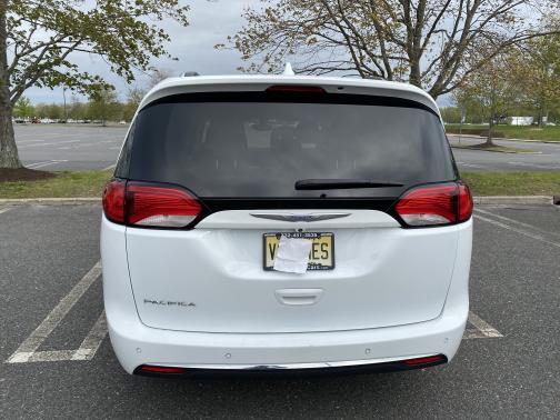 Photo 2 of 10 of 2019 Chrysler Pacifica Touring L