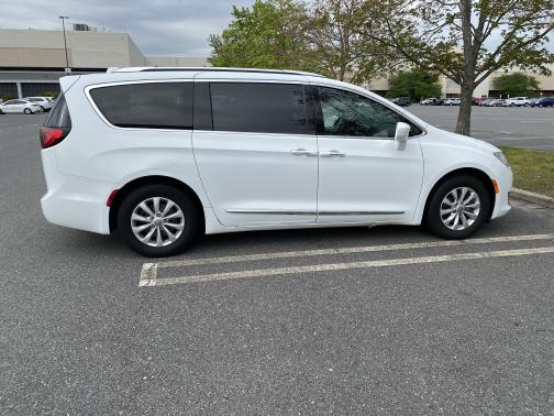 Photo 3 of 10 of 2019 Chrysler Pacifica Touring L