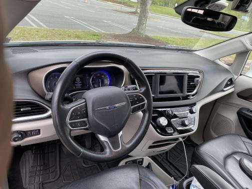 Photo 4 of 10 of 2019 Chrysler Pacifica Touring L