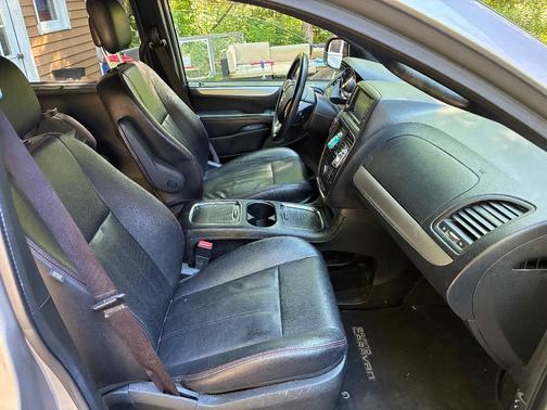 Silver 2017 Dodge Grand Caravan GT
