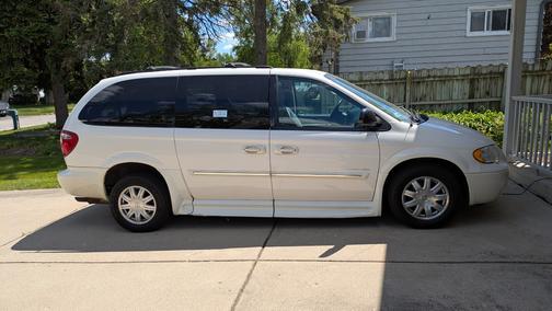 White 2006 Chrysler Town & Country Touring