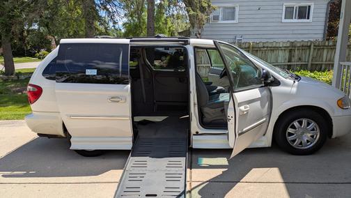 White 2006 Chrysler Town & Country Touring