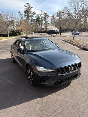 2024 Volvo S60 Recharge Plug-In Hybrid T8 Plus Dark Theme