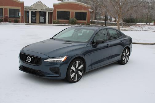 2024 Volvo S60 Recharge Plug-In Hybrid T8 Plus Dark Theme