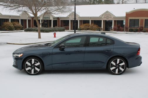 2024 Volvo S60 Recharge Plug-In Hybrid T8 Plus Dark Theme