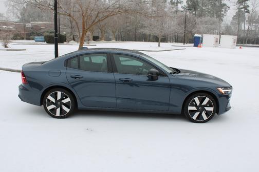 2024 Volvo S60 Recharge Plug-In Hybrid T8 Plus Dark Theme