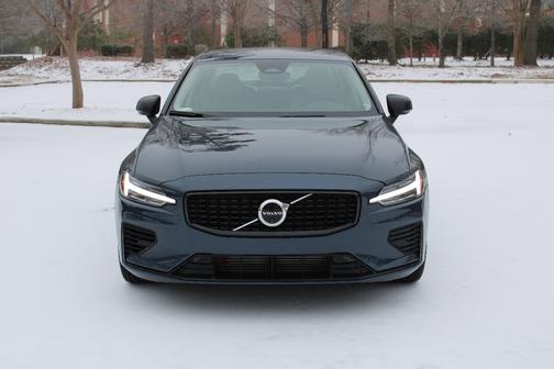 2024 Volvo S60 Recharge Plug-In Hybrid T8 Plus Dark Theme