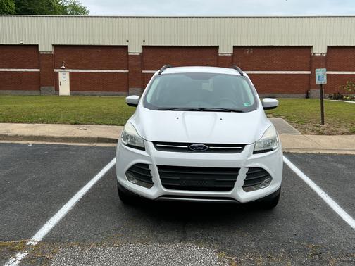 White 2016 Ford Escape SE
