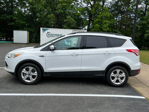 White 2016 Ford Escape SE