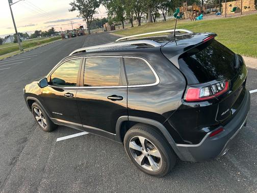 Black 2019 Jeep Cherokee Limited