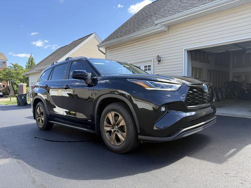 2023 Toyota Highlander Hybrid XLE Bronze