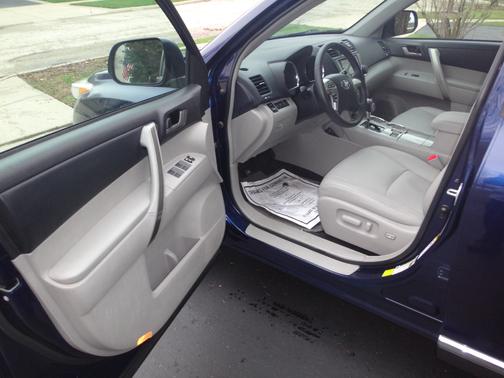 Blue 2013 Toyota Highlander SE