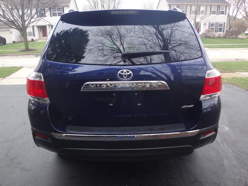 Blue 2013 Toyota Highlander SE