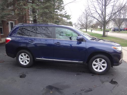 Blue 2013 Toyota Highlander SE